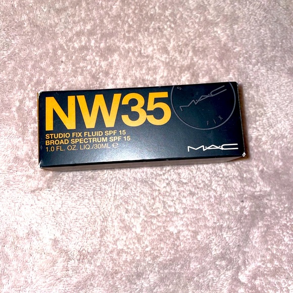 MAC Studio Fix Liquid Foundation - Picture 1 of 2